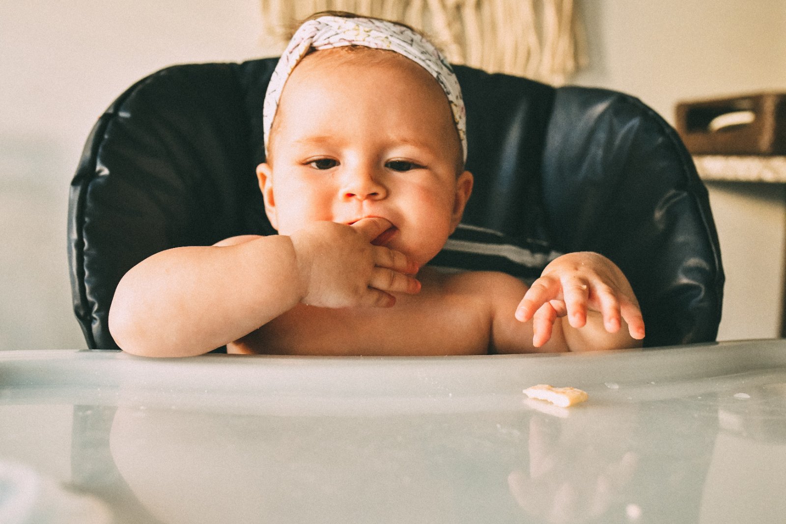 Bebê explorando a comida